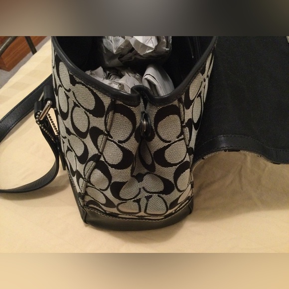 Coach Hampton signature flap satchel. Smoke free and pet free home. - Picture 6 of 16